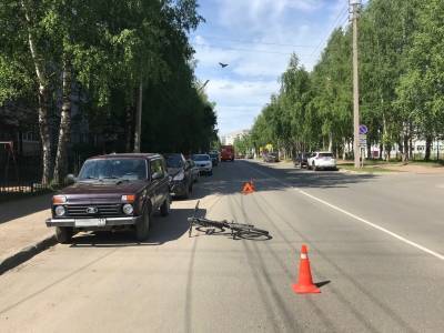 В Сыктывкаре водитель "Нивы" ударил дверью девушку-велосипедистку - komiinform.ru - Россия - Сыктывкар