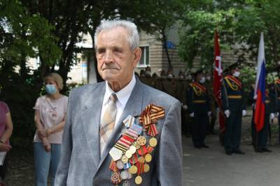 Константин Коновалов - Ульяновского ветерана наградили на параде во дворе - ulpravda.ru - Ульяновск