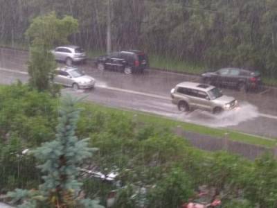 Очевидцы сообщили о сильном подтоплении из-за ливня на нескольких улицах на юге столицы - argumenti.ru - Москва