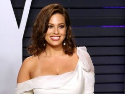 Эшли Грэм - Популярная plus size модель нелепым образом лишилась переднего зуба - 24news.com.ua - Англия