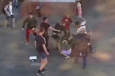 Подростки избили семью музыкантов в Петербурге: беременной сломали нос - mk.ru - Санкт-Петербург
