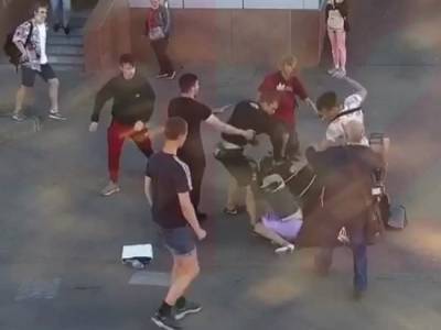 Подростки избили семью музыкантов в Петербурге: беременной сломали нос - newsland.com - Россия - Санкт-Петербург