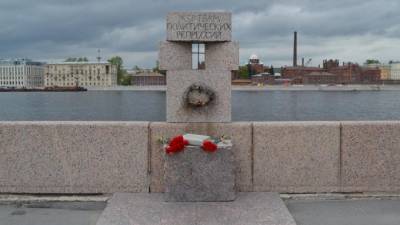 В Петербурге вандалы похитили гранитную книгу, посвященную политзаключенным - piter.tv - Санкт-Петербург