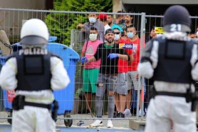 В Германии жители дома, закрытого на карантин, атаковали полицию - mignews.com.ua - Германия - Испания - Протесты