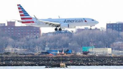 Пассажиры судятся с American Airlines из-за расизма - gazeta.ru - США