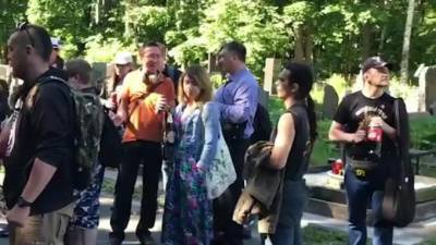 Виктор Цой - На Богословском кладбище традиционно собрались поклонники Цоя. Пандемия – не помеха - piter.tv - Санкт-Петербург