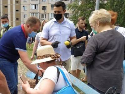Арсен Аваков - Николай Тищенко - Взрыв дома на Позняках: Нардеп от «Слуги народа» привез пострадавшим пакет лимонов - golos.ua - Киев