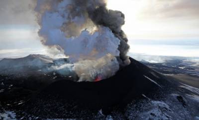 Вулкан Эбеко на Курилах выбросил пепел на высоту 2,5 км - interfax-russia.ru - Россия - Курильск - Сахалинская обл.