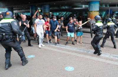Антикарантинные протесты в Гааге: полиция применила против людей водяные пушки – фото, видео - 24tv.ua - Франция - Голландия - Гаага - Протесты