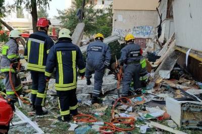 В Киеве спасатели продолжают работы на месте взрыва в многоэтажном доме - aif.ru - Украина - Киев - район Дарницкий