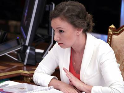 Анна Кузнецова - В Сети потребовали снять с должности детского омбудсмена-«попадью» Анну Кузнецову - rosbalt.ru - Россия