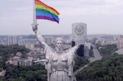В Киеве у Родины-матери в руках оказался флаг с ЛГБТ символикой - mignews.com.ua - Украина - Киев