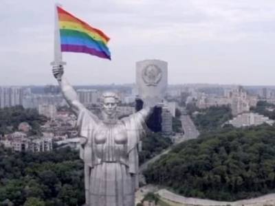 "Это не укладывается в голове". В музее Второй мировой прокомментировали ЛГБТ-флаг возле "Родины-матери" - focus.ua - Киев