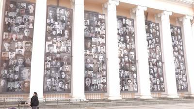 Фасад екатеринбургского вокзала украсили 500 портретов ветеранов Великой Отечественной войны - nakanune.ru - Свердловск