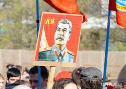 Иосиф Сталин - В Москве пенсионер погиб, вешая портрет Сталина - newsland.com - Москва
