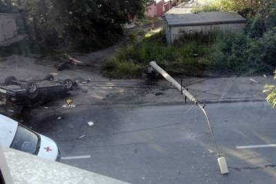 Водитель в Новосибирске врезался в столб и разбил лицо - novos.mk.ru - Новосибирск
