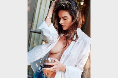 Алессандра Амбросио - Модель Victoria's Secret поделилась фотографией топлес - lenta.ru - Бразилия