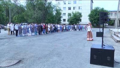 Для курганских медработников артисты дали концерт под окнами больницы - vesti.ru - Россия - Курган