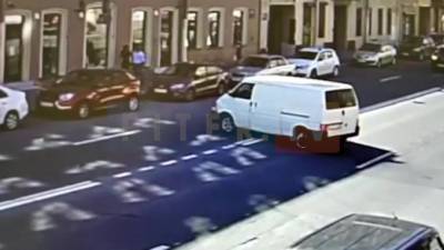 Момент ДТП с байком и фургоном на Васильевском острове попал на видео - piter.tv