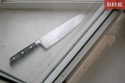 Получившая 15 ножевых ранений в продуктовом ларьке ухтинка заново учится ходить - bnkomi.ru - Ухта