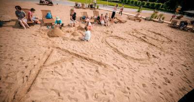 Центр Вильнюса засыпали песком и открыли там пляж: море будут показывать только на экране - tsn.ua - Литва - Вильнюс