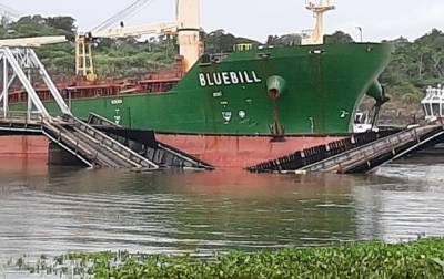 В Панаме танкер протаранил железнодорожный мост - korrespondent.net - Панама - Республика Панама