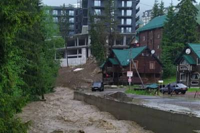 В Карпатах ушел под воду известный украинский курорт: шокирующие видео потопа в Буковеле - newsone.ua - Украина - Ивано-Франковская обл.