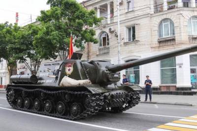 «Не смог повернуть», на параде в Севастополе головной танк Т-34 чуть не въехал в толпу зрителей - argumenti.ru - Севастополь