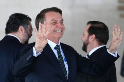Жаир Болсонару - Президента Бразилии обязали носить защитную маску на публике - aif.ru - Бразилия - Бразилиа