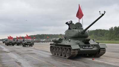 Т-34 чуть не въехал в зрителей на параде Победы в Севастополе - gazeta.ru - Севастополь