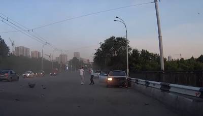 Kia Cerato - Момент серьезного ДТП в Кемерове, где пострадали дети и взрослые, попал на видео - vesti.ru