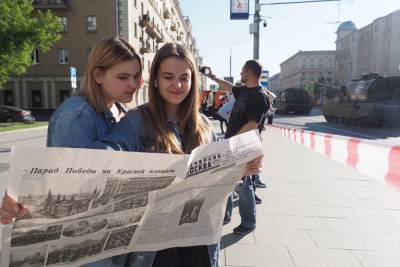«Вечерняя Москва» выпустила репринтный выпуск от 24 июня 1945 года к параду Победы - vm.ru - Москва