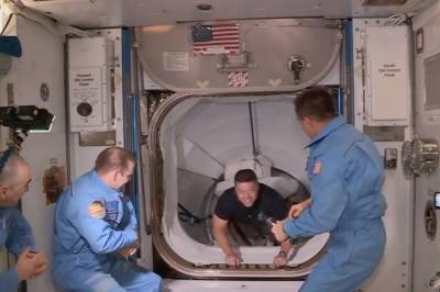 Илон Маск - Роберт Бенкен - Херли Даг - Корабль Crew Dragon вернется на Землю с космонавтами в начале августа - vm.ru