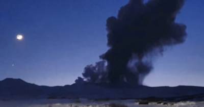 Вулкан Эбеко на Курилах выбросил пепел на высоту 3 км - ren.tv - Россия - Северо-Курильск