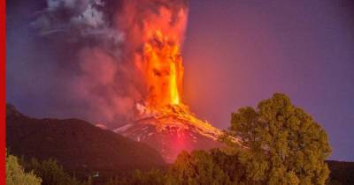 Вулкана Эбеко на Курилах выбросил столб пепла высотой 3 км - profile.ru - Россия - Северо-Курильск