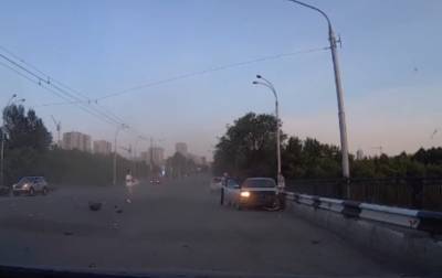 Kia Cerato - Mercedes Benz - Три человека пострадали в ДТП на Кузбасском мосту - gazeta.a42.ru - Кемерово