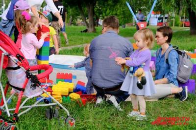 В МЧС посоветовали одевать детей на природу в яркую одежду - aif.ru - Россия