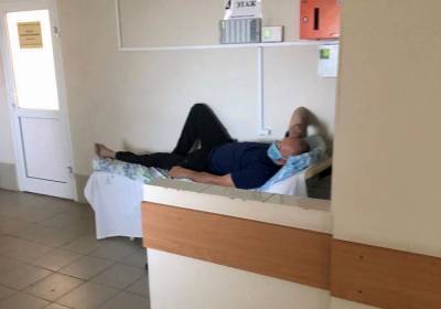 Новосибирск: пациенты лежат в коридорах и палатках, воду черпают кружками из общей бадьи - newsland.com - Новосибирск