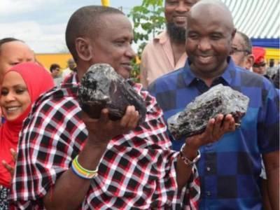 Джон Магуфули - Стал миллионером: шахтер нашел два редких драгоценных камня весом 15 кило - golos.ua - Танзания