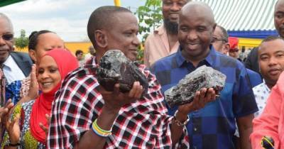 В Африке мелкий шахтер в момент стал миллионером, найдя драгоценные камни рекордного веса - tsn.ua - Танзания