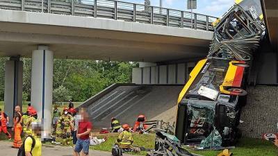 Два человека погибли после падения автобуса с виадука в Варшаве - iz.ru - Израиль - Китай - Варшава