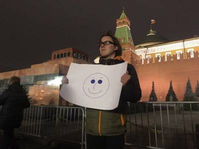 Даниил Галицкий - В Москве активиста оштрафовали на ₽75 тыс. за плакат со смайликом - znak.com - Москва - Тверь