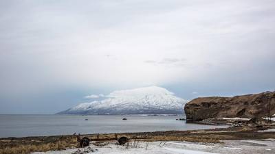 Есихидэ Суг - Япония сделала представление России из-за геологоразведки около Курил - iz.ru - Россия - Япония