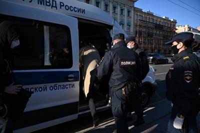 В Петербурге задержали участницу одиночного пикета. Она стояла с пустым листом - znak.com - Санкт-Петербург