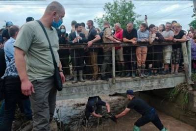 Владимир Зеленский - Арсен Аваков - ЖитеПрикарпатья дал Зеленскому свои резиновые сапоги - mignews.com.ua - Украина - Ивано-Франковская обл.