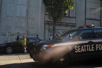 В США протестующие напали на полицейские участки в Сиэтле и Портленде - aif.ru - США - Портленд - Сиэтл