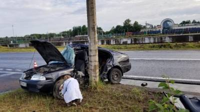 Автомобиль влетел в столб в Зеленогорске - piter.tv - Санкт-Петербург - Зеленогорск