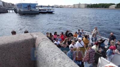 Видео: в Петербурге на набережной собралась очередь из желающих прокатиться по рекам и каналам - piter.tv - Санкт-Петербург