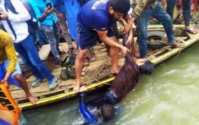 В Бангладеш 30 человек погибли при опрокидывании лодки. Фото 18+ - korrespondent.net - Киев - Бангладеш - Дакка
