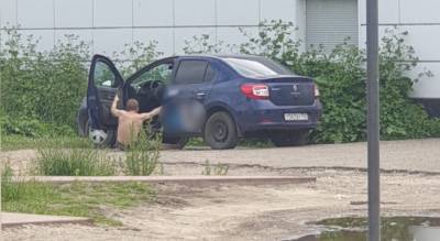 Полуголый таксист выпал из авто в Ярославле. Кадры - progorod76.ru - Ярославль
